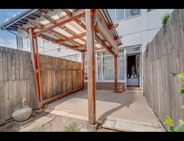 2 BEDROOM APARTMENT FOR SALE IN DARRENWOOD